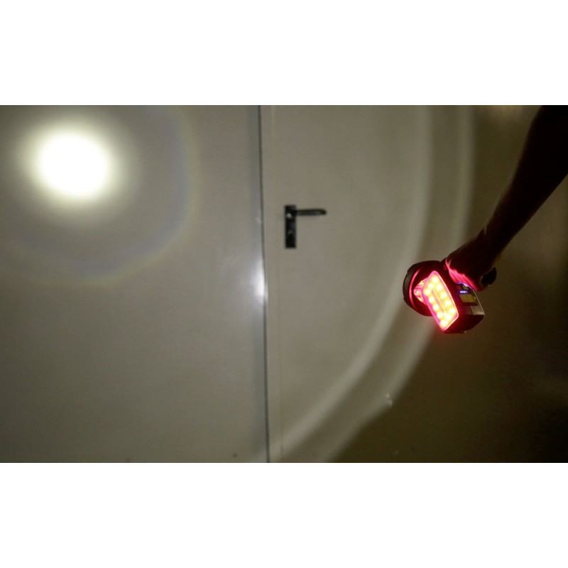Akumulatorski ročni LED reflektor